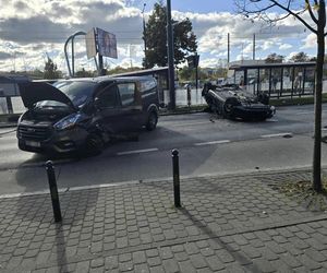 Samochód dachował, a potem uderzył w przystanek! Koszmarny wypadek w Bydgoszczy