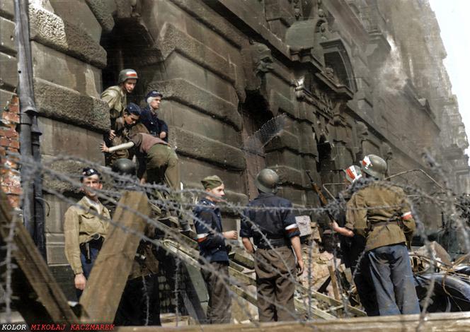 Powstanie Warszawskie w kolorze. Zobacz niezwykłe koloryzacje archiwalnych zdjęć [GALERIA]