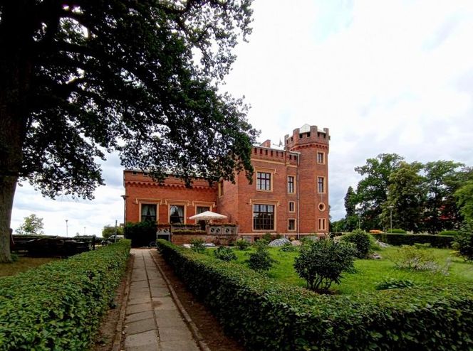 Ten pałac w woj. warmińsko-mazurskim wygląda jak z bajki. Powstał w XIX wieku