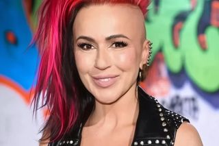 Beata Tadla z wygoloną głową i w czerwonych włosach. Szokujące sceny w Pytaniu na śniadanie