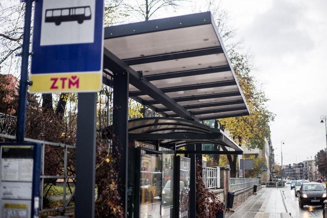 Wiata przystankowa chroni... wiatę przystankową. Inwestycja z Katowic zaskakuje, ale ma swoją logikę. Dość pokrętną