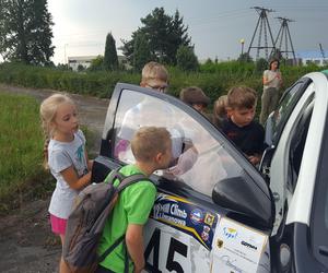 Kierowca rajdowy Piotr Herbi Rudzki zabrał dzieci na przejażdżkę. Rosną jego następcy