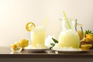 Zaskocz rodzinę mrożoną lemoniadą. Idealne orzeźwienie na ciepłe dni