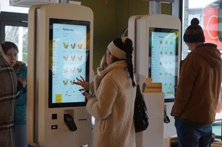 Czy McDonald’s jest otwarty 1 listopada 2025? Sprawdzamy restauracje w Łodzi