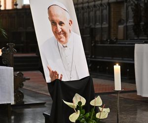 Warszawa żegna papieża Franciszka. Poruszające wpisy w Archikatedrze 
