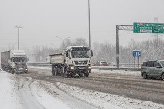 Na drogach mokro i ślisko. Kierowco, miej się na baczności