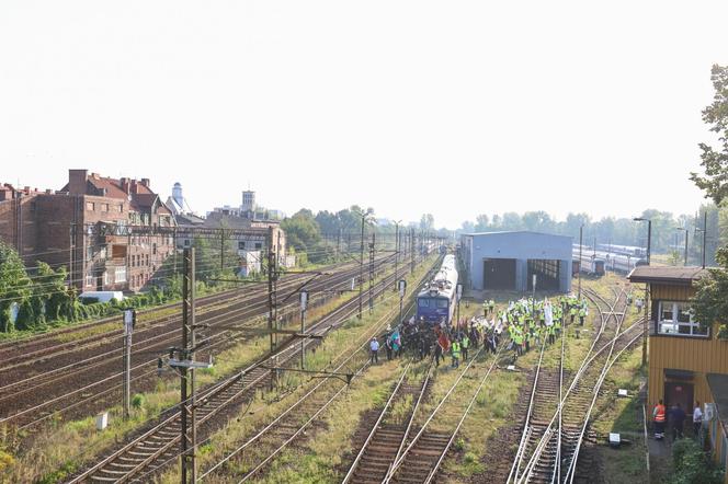 Protest na torach w Katowicach. Protestują związkowcy przeciwko zwolnieniom w PKP Cargo