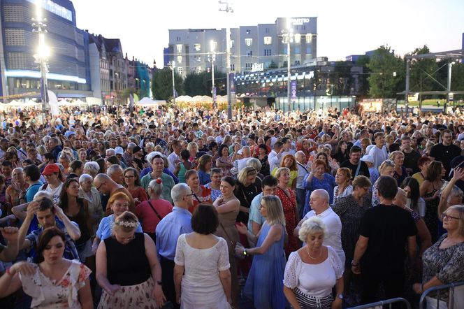 Potańcówka przed Teatrem Śląskim w Katowicach (09.08)