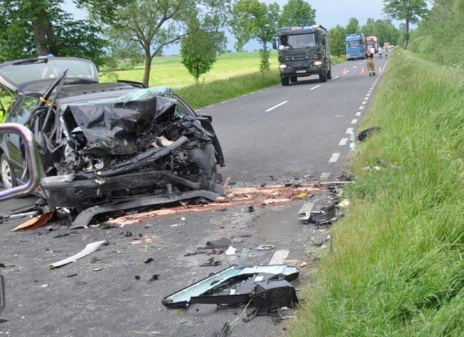 Potworny wypadek pod Piszem! Volkswagen i volvo roztrzaskane. Na miejscu śmigłowiec [ZDJĘCIA]. 