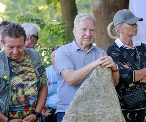 Jacek Rozenek z żoną i trzema bestiami, syn Łącz bez koszulki, a Jarosińska - nieprzyzwoicie... skromna. Aktorzy łowią!