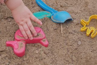 Dlaczego dziecko mówi do siebie podczas zabawy? To ważny etap wspierający jego rozwój poznawczy