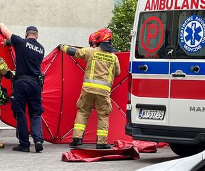 Kobieta runęła z wielkiej wysokości. Tragedia na Bemowie, nie było szans na ratunek