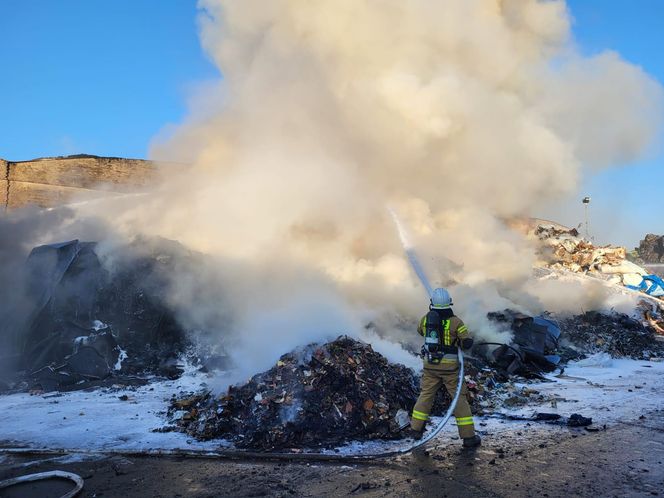 Firma z Przysieki Polskiej wydała oświadczenie po pożarze. Paliły się hałdy odpadów w jej zakładzie recyklingu