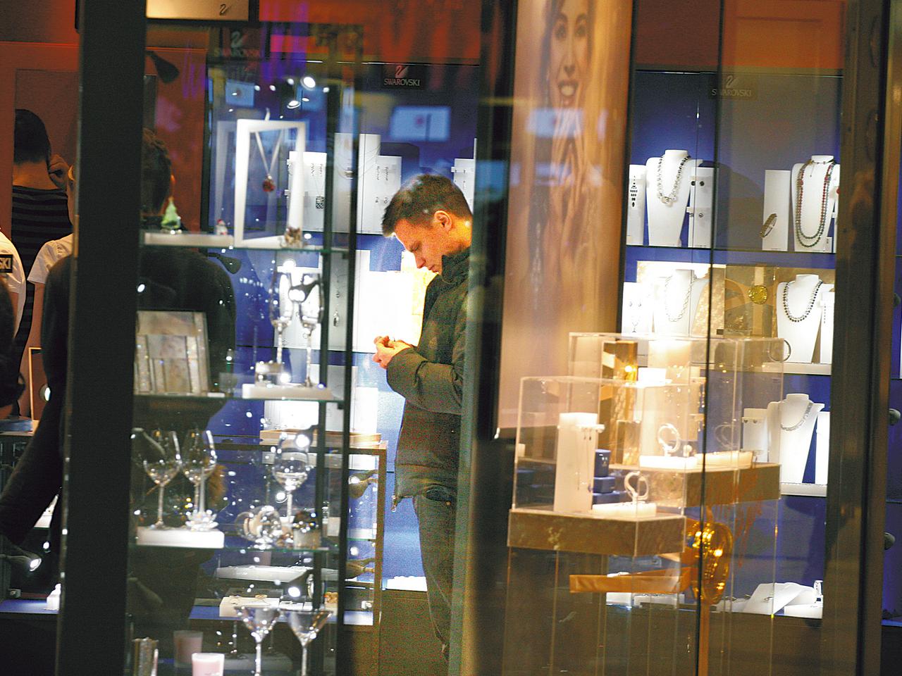 Za błyskotki płaci z koperty