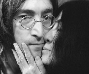 Yoko Ono wiedziała, że John Lennon przed śmiercią był w niebezpieczeństwie! Książka przedstawia zaskakujące fakty