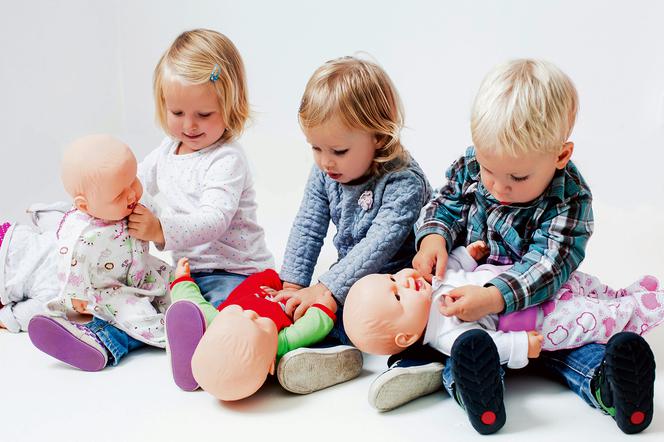 dzieci bawiące się lalkami
