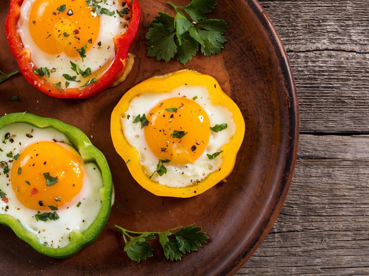 Jajka sadzone w plastrach papryki - proste, tanie i szybkie śniadanie