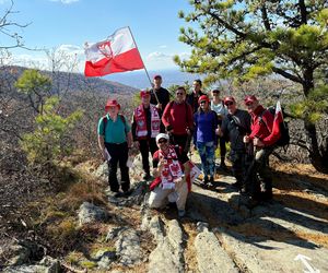 Patriotyczna wspinaczka i „Rota” w miejscu śmierci polskiego oficera. Włóczykije świętowali po swojemu
