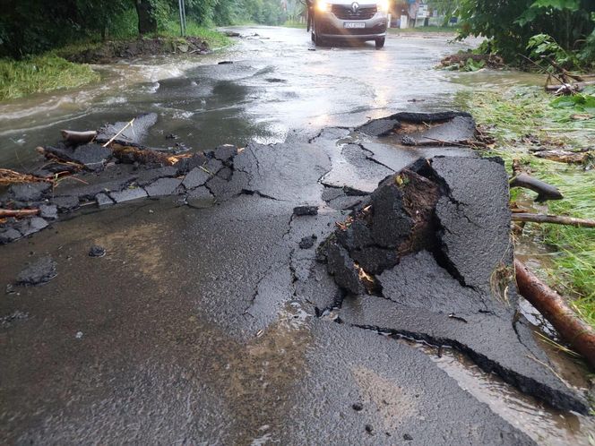 Zalane ulice i posesje. Trudna noc w gminie Goleszów w powiecie cieszyńskim