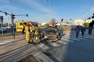 Zderzenie dwóch osobówek w Bydgoszczy! Jedna osoba ranna [ZDJĘCIA]