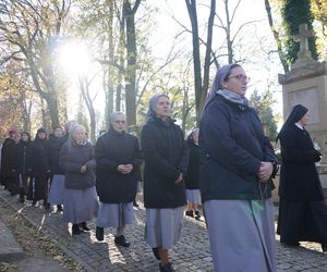 1 listopada na cmentarzu przy ul. Lipowej w Lublinie. Mieszkańcy odwiedzają groby swoich bliskich