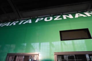 Pociąg Kolei Wielkopolskich w barwach Warty Poznań