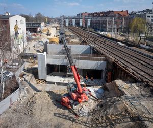 W Katowicach trwa największa inwestycja kolejowa w historii. Powstają nowe wiadukty, tory, perony