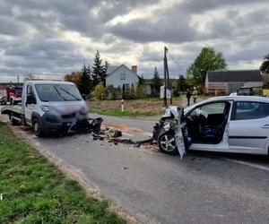 Wypadek na łuku drogi niedaleko Sławy. Dwie osoby poszkodowane