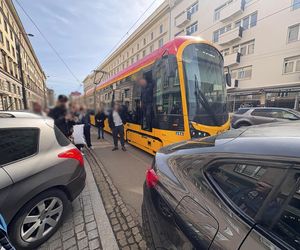 Paraliż w centrum Warszawy. Kierowca BWM zaparkował na torach. Wszystko stanęło!
