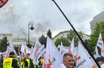 Protest hutników w Warszawie. Idą od Sejmu do Kancelarii Premiera