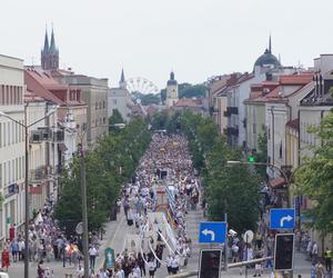 Boże Ciało 2024. Tłumy wiernych przeszły w procesji ulicami Białegostoku