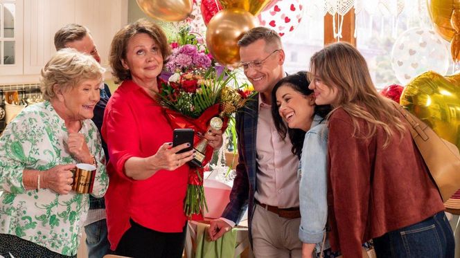 M jak miłość odc. 1886. Barbara (Teresa Lipowska), Franka (Dominika Kachlik), Kinga (Katarzyna Cichopek), Piotrek (Marcin Mroczek), Paweł (Rafał Mroczek), Marysia (Małgorzata Pieńkowska)