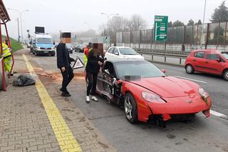 Sportowy chevrolet rąbnął w przystanek autobusowy!