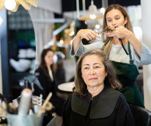 Fryzjer alert: ta fryzura dla kobiet po 60-tce odchodzi do lamusa. Wiele pań wciąż ją nosi, choć postarza nawet o 10 lat. To najgorsza fryzura dla kobiet po 60-tce
