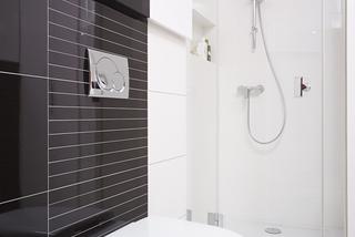 projekt łązienki z wygodną wnęką na szampony w kabinie prysznicowej