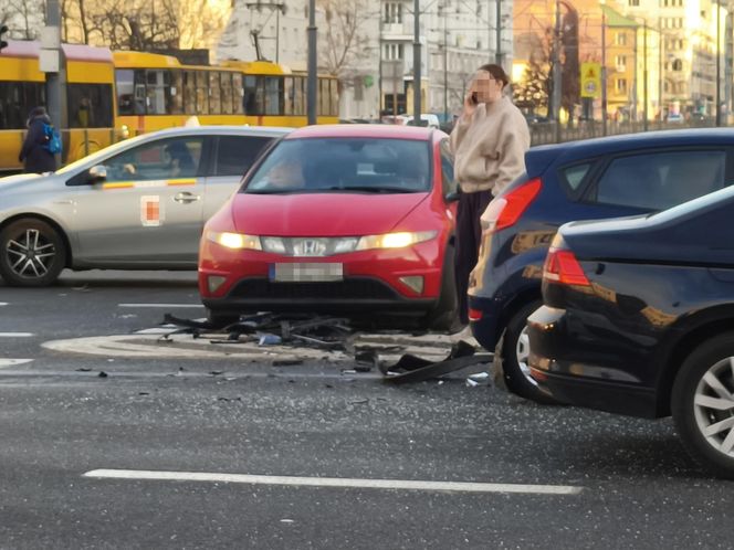 Warszawa. Dwa wypadki na skrzyżowaniu Grójeckiej i Wawelskiej. Autobus zderzył się z pojazdem wojskowym [ZDJĘCIA].