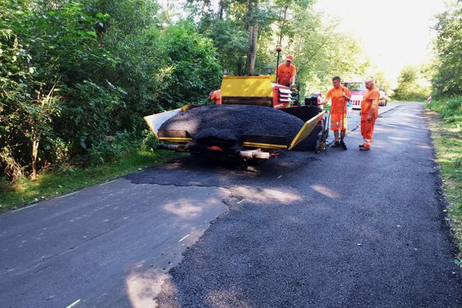 Remontują drogę z Osiecznej do Drzeczkowa. Na kierowców mogą czekać utrudnienia w ruchu