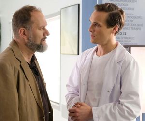 M jak miłość odc. 1884. Olek (Maurycy Popiel), Mirosław Wójcik (Jakub Kornacki)