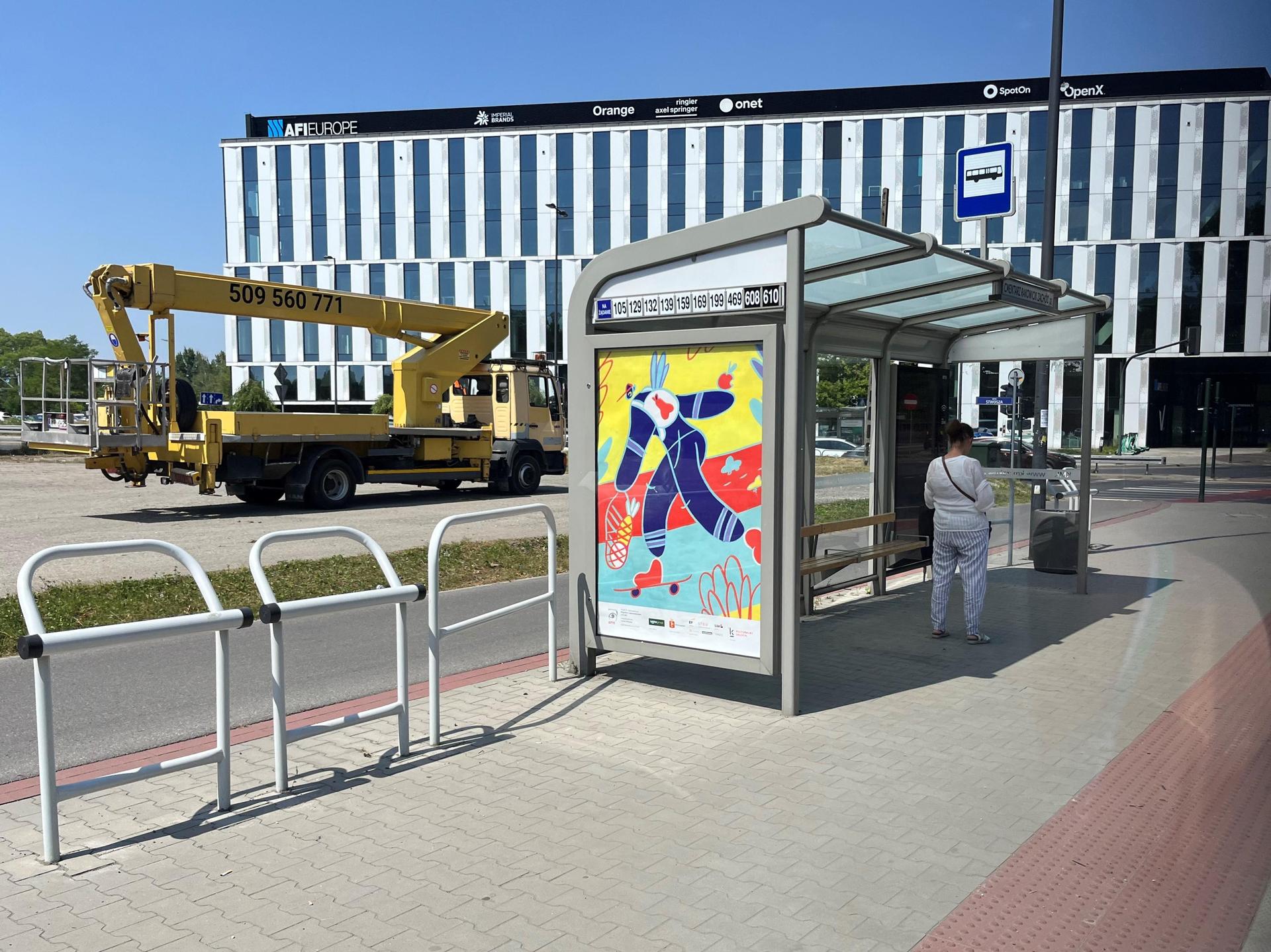 Krakowskie przystanki i cień - jak się sprawdzają? Jest kiepsko, sytuację ratują drzewa