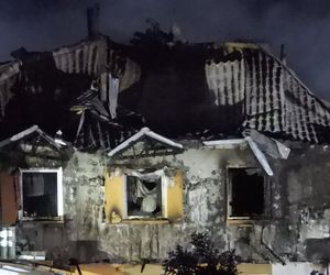 Pożar w Ząbkach. Strażacy przeszukują pogorzelisko