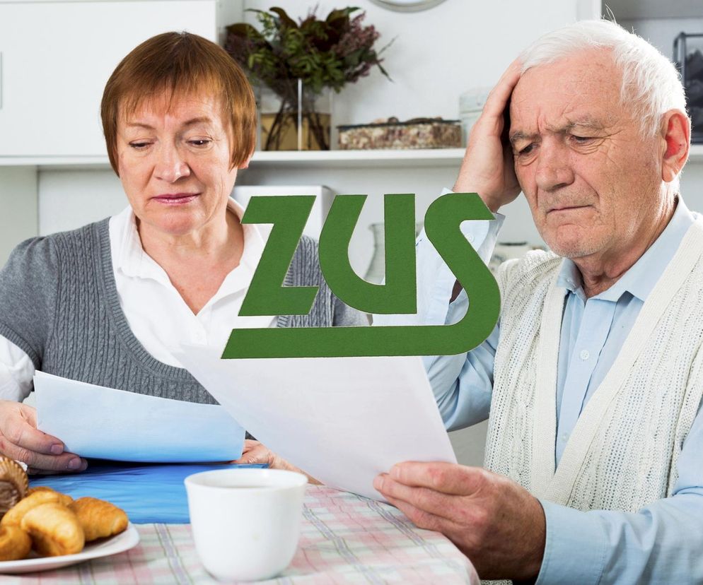 Starsza para seniorów, kobieta i mężczyzna, zmartwieni czytają dokumenty. Mężczyzna trzyma się za głowę, symbolizując stres związany z zaniżonymi emeryturami. Nad nimi widnieje logo ZUS. O problemach z ZUS i odsetkach dla Polaków przeczytasz na Super Biznes.