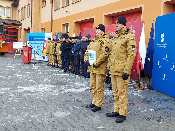 Przekazanie sprzętu strażakom