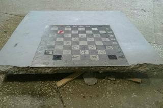 Wandale upodobali sobie stoliki szachowe na placu Jagiellońskim