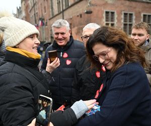 Gdańsk. Prezydent Gdańska Aleksandra Dulkiewicz kwestuje w ramach 33. Finału Wielkiej Orkiestry Świątecznej Pomocy