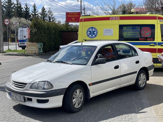 Koszmar na Bielanach. Toyota gruchnęła w pieszego. Polała się krew