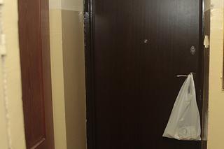 Uwierzyła oszustom, straciła oszczędności życia. Seniorka spakowała pieniądze w reklamówkę i wywiesiła je za drzwiami mieszkania