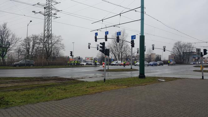 Nieopierzeni policjanci sterują ruchem w Chorzowie [ZDJĘCIA]