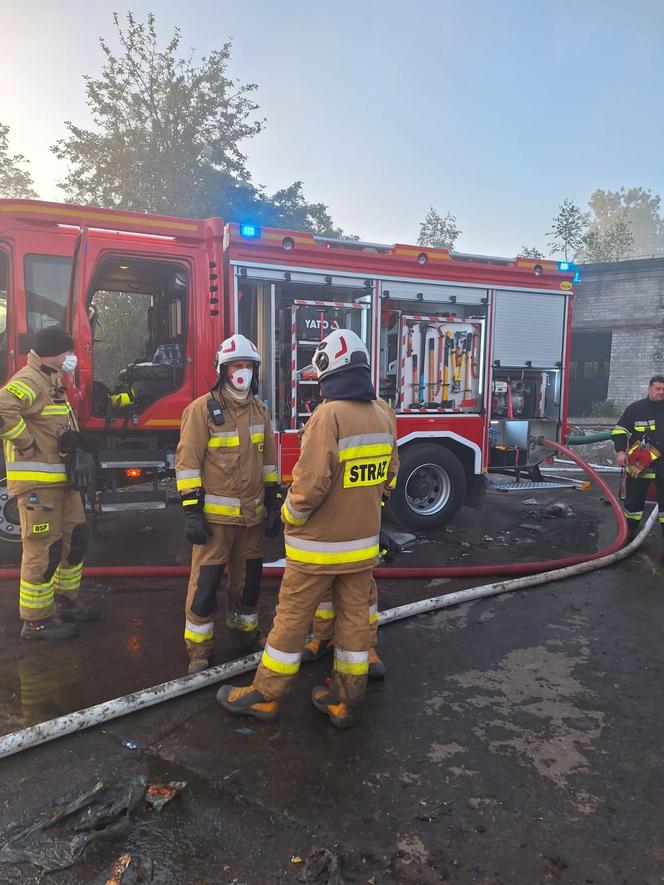 Ogromny pożar na terenie zakładu recyklingu odpadów w Rawiczu