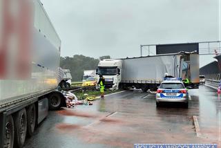 Zderzenie dwóch tirów na AOW. Naczepa stanęła w poprzek drogi