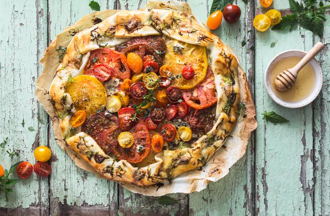 Tarta pomidorowa na spodzie pizzy z serem pleśniowym, tymiankiem i miodem